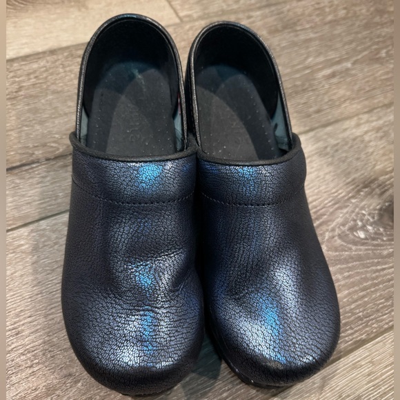 Women’s sanita metallic blue slip on clogs - Picture 2 of 8